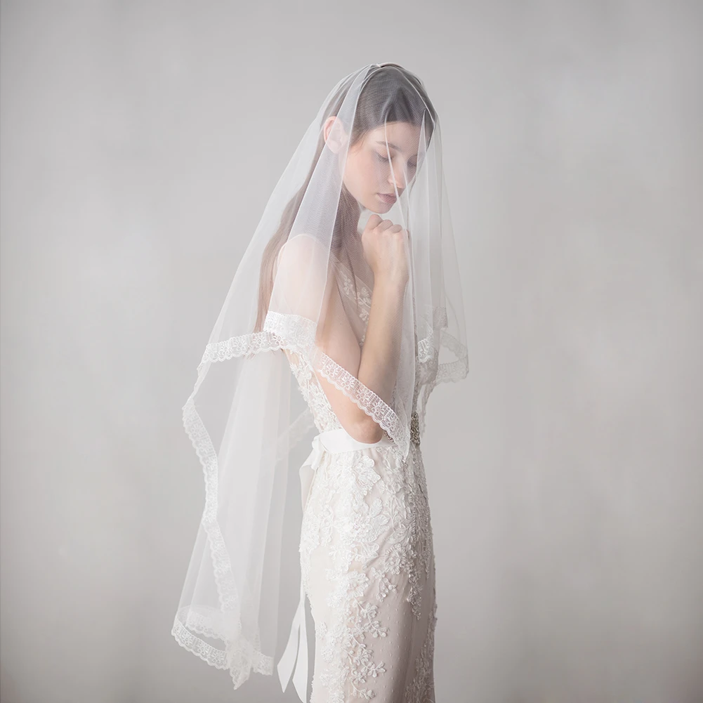 Simple Style Tulle Fingertip Veil with Lace Edge