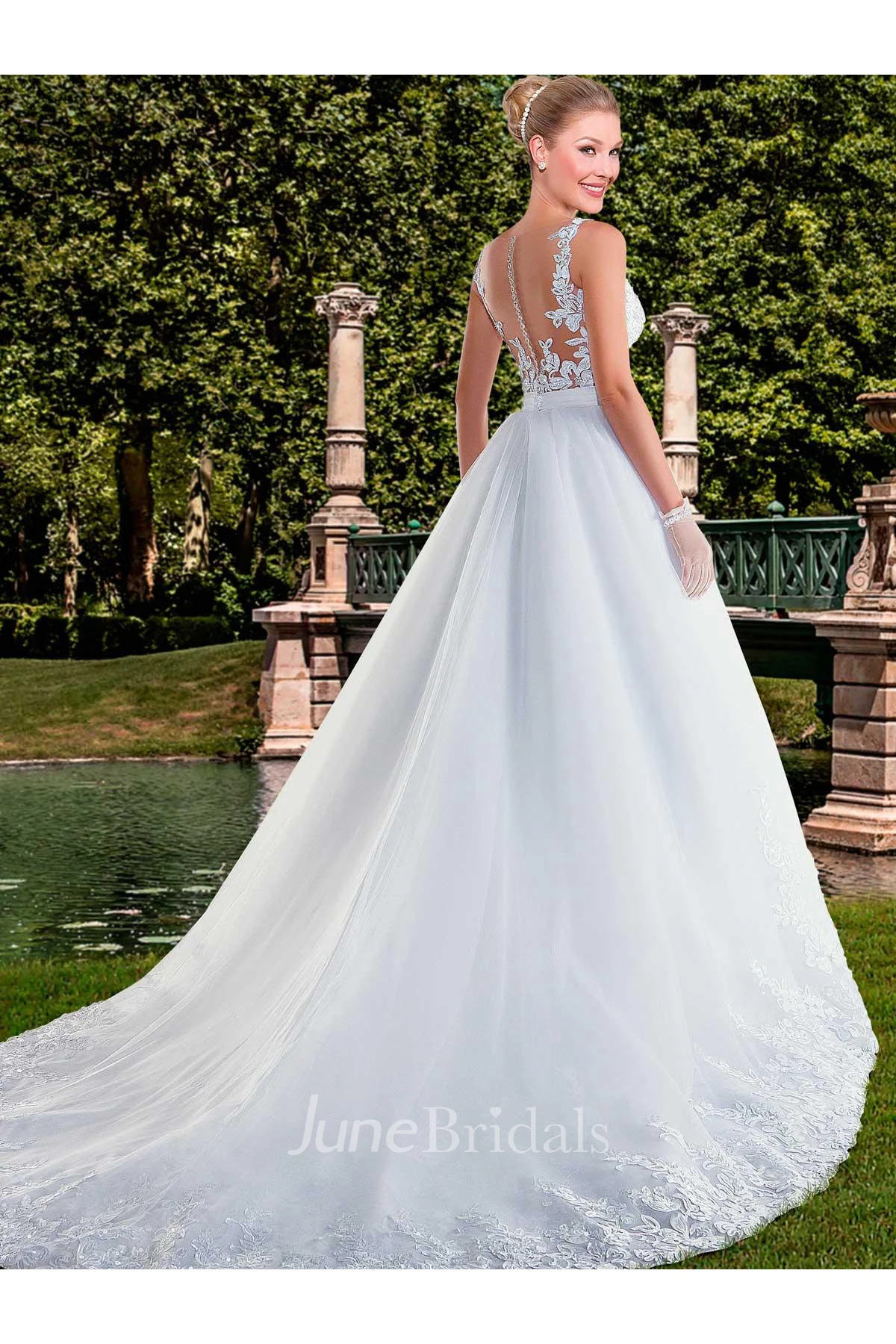 Delicate V-neck Tulle Lace Wedding Dress Appliques Sweep Train