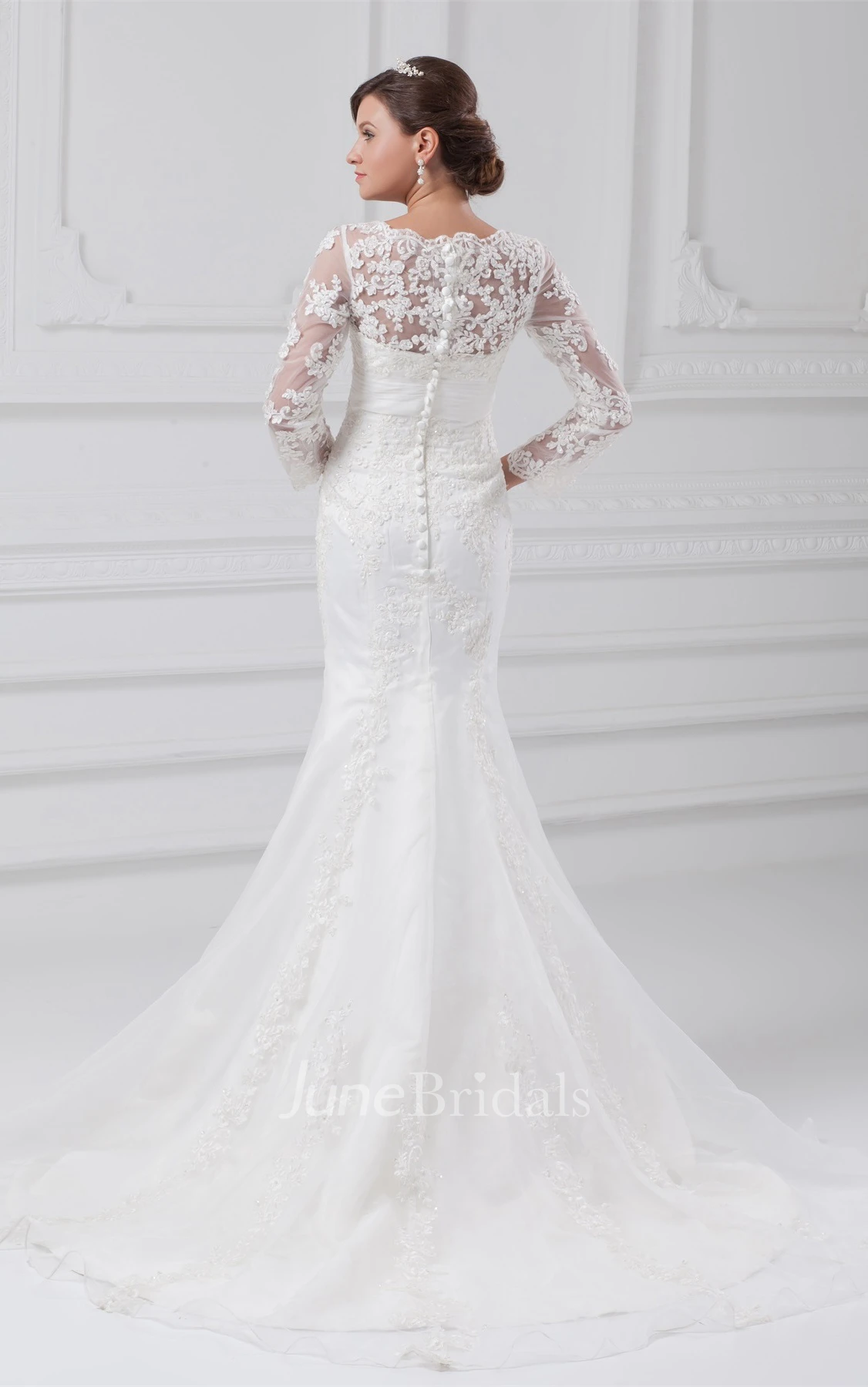 scalloped-neck long-sleeve trumpet illusion dress with appliques