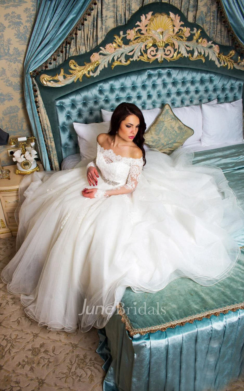 Ball Gown Tulle Lace Weddig Dress With Button