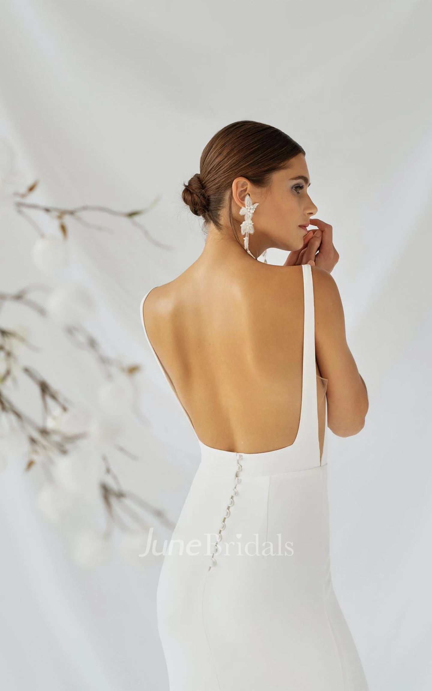 Simple Modern Sheath Bateau Satin Country Beach Warm Wedding Dress Romantic Elegant Sleeveless Backless Bridal Gown with Sweep Train