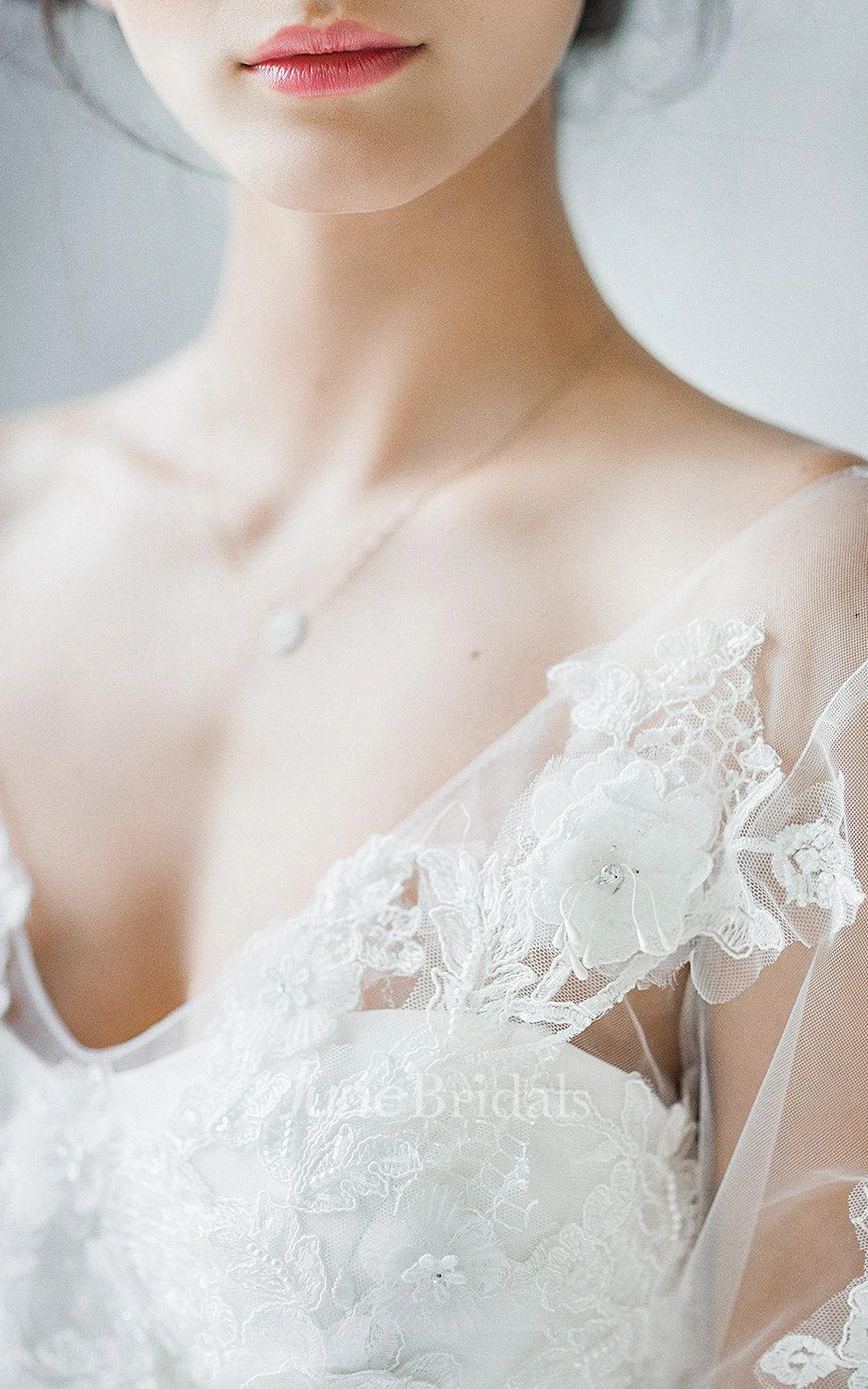 Long Sleeve Tulle Lace Weddig Dress With Beading