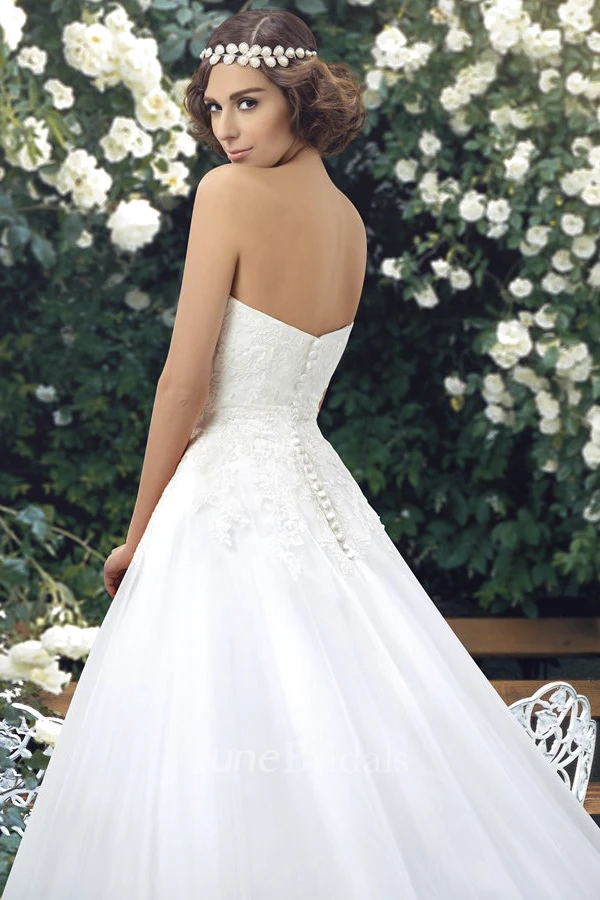 Sweetheart Ball Gown Lace Appliqued Sleeveless Wedding Dress With Buttons
