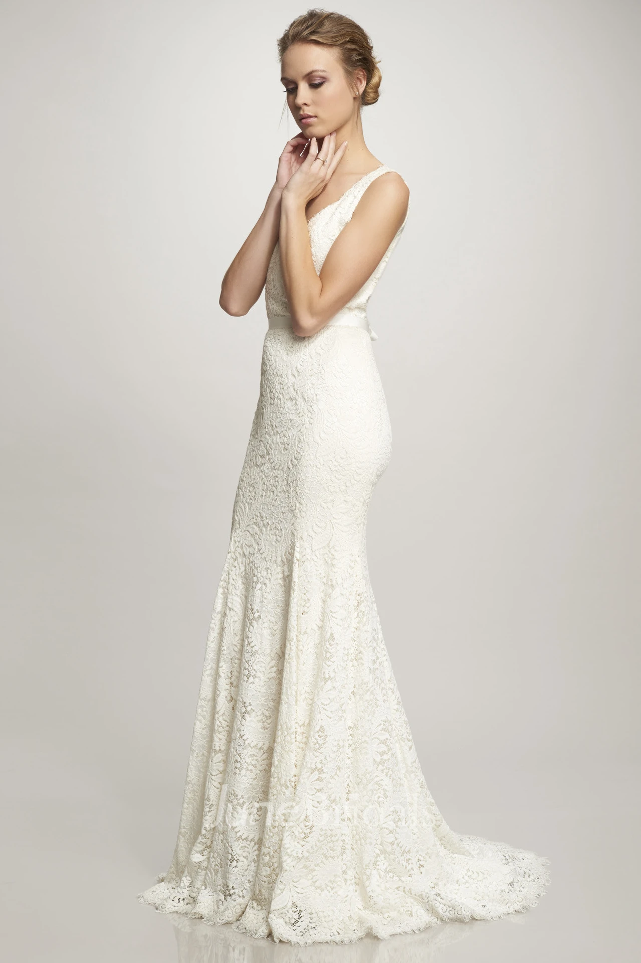 V-Neck Floor-Length Bowed Lace Wedding Dress With Brush Train