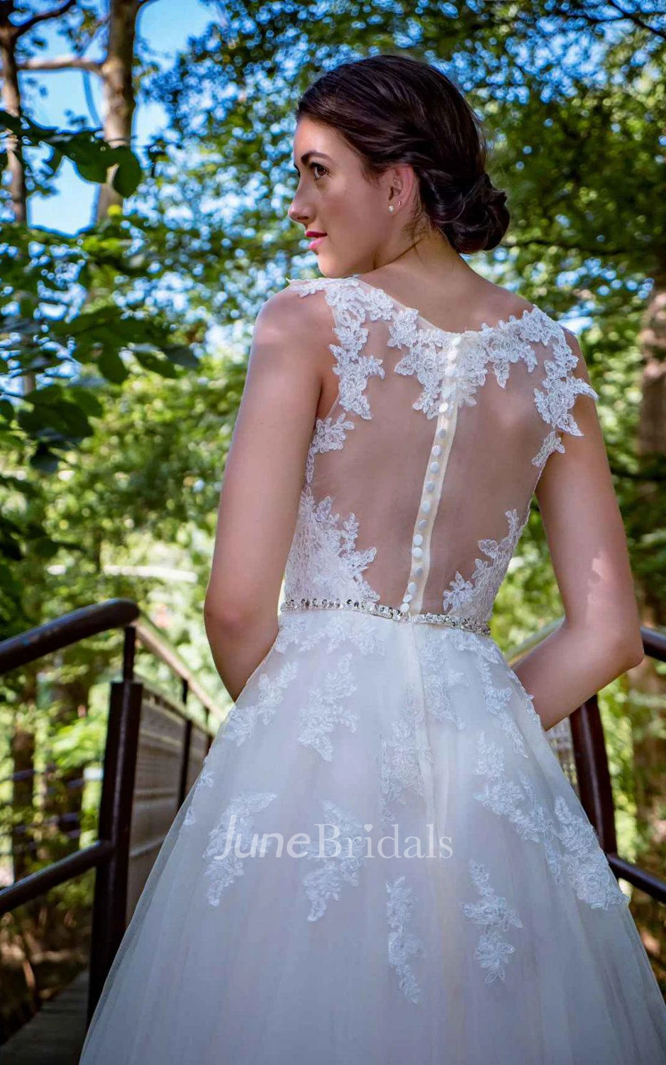 A-Line Sweetheart Chapel Train Tulle Lace Dress With Appliques Button