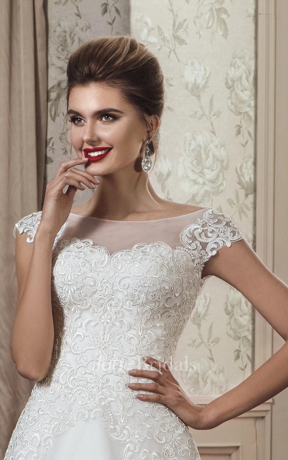 A-Line Strapped Tulle Lace Weddig Dress With Illusion