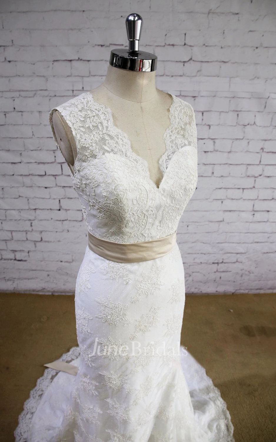 Elegant Lace Mermaid Lace Wedding Dress With V-Neck and Sash