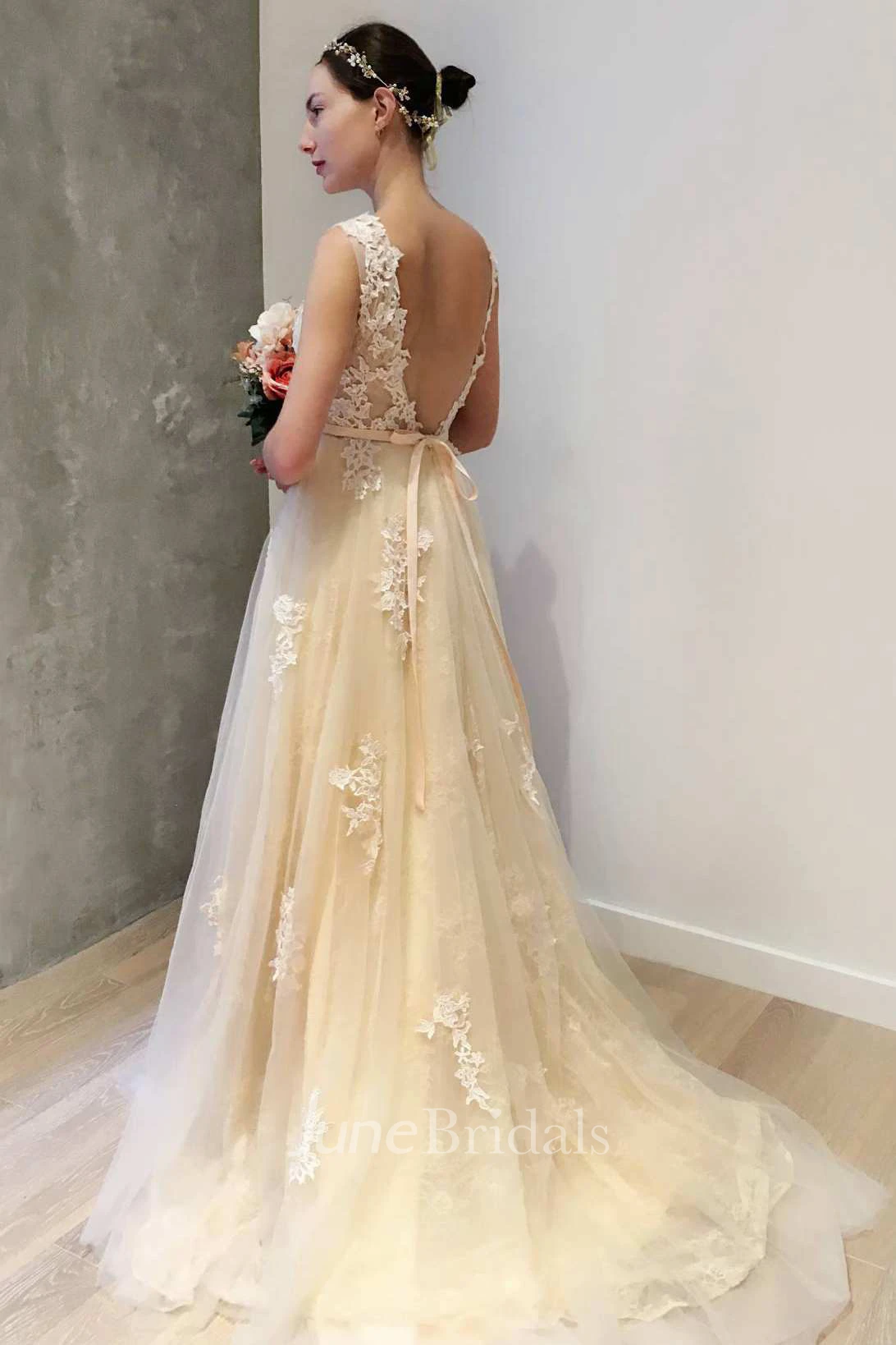 Scoop-Neck Sleeveless A-Line Tulle Wedding Dress With Appliques Deep-V Back