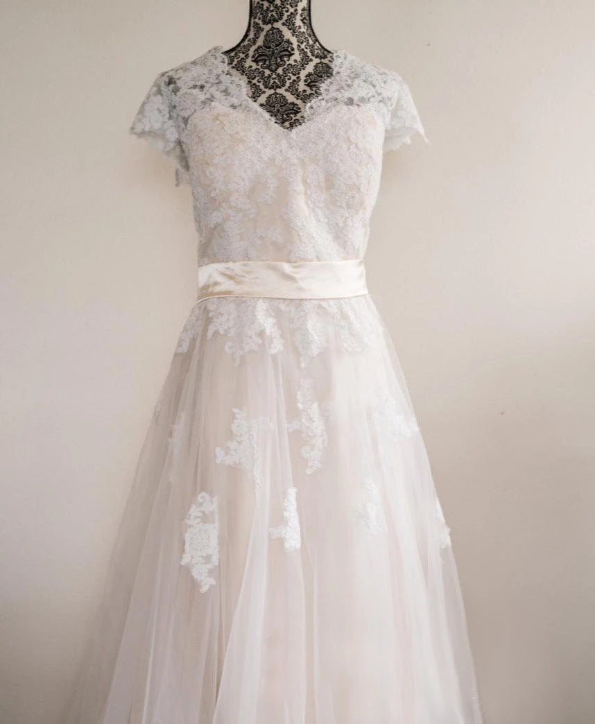 V-Neck Cap Sleeve A-Line Tulle Skirt Lace Bodice A-Line Wedding Dress With Sash