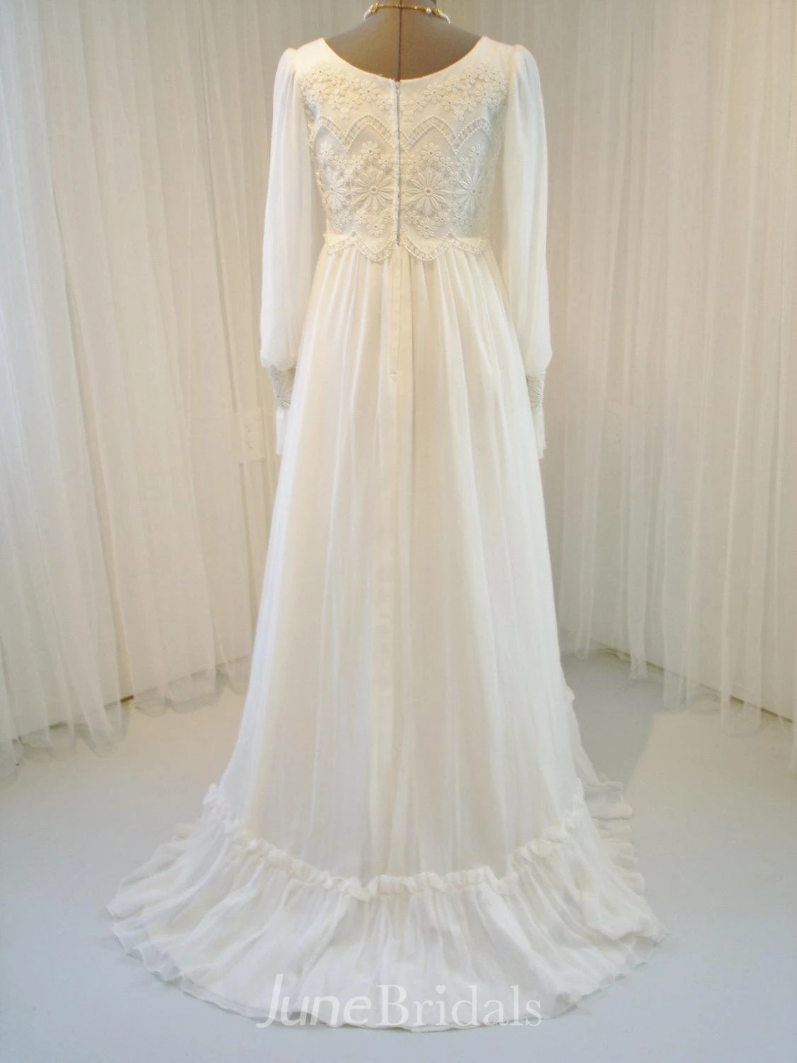 Vintage Long Sleeve Scoop Neck Chiffon and Lace Wedding Dress