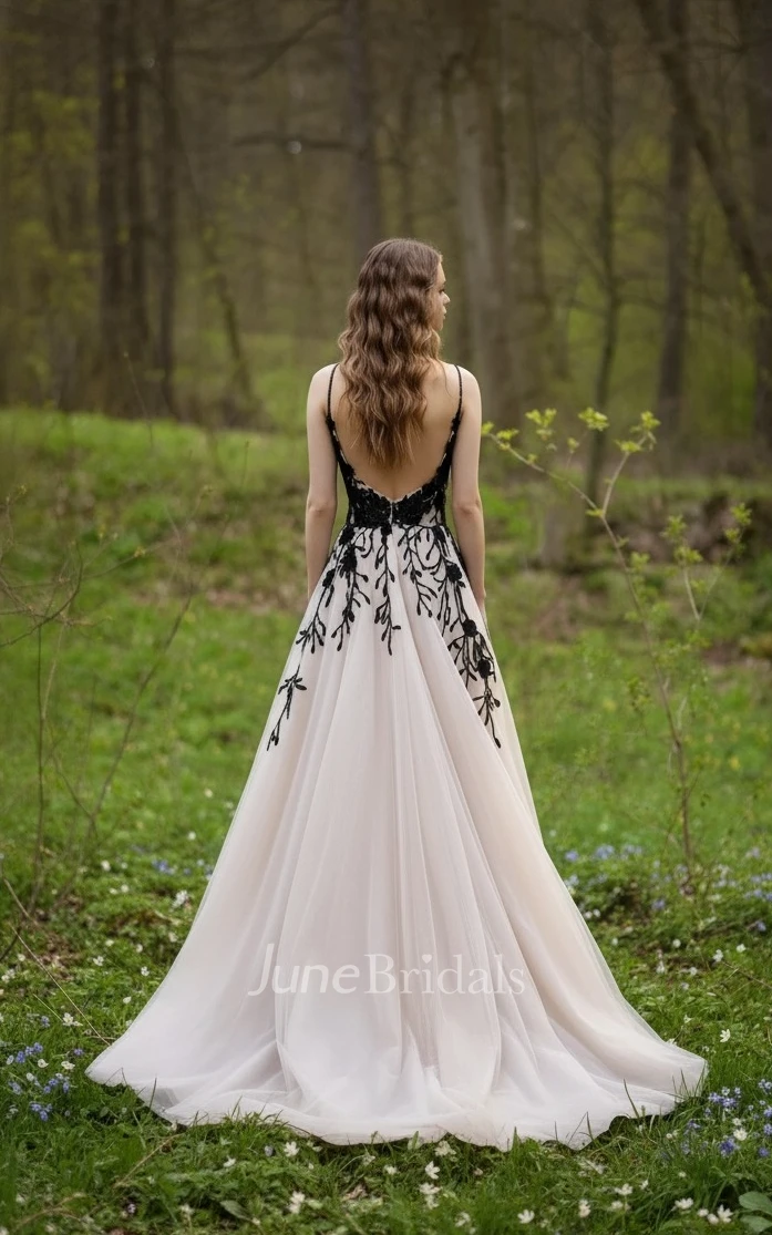 Sexy A-Line Lace Black and White Winter Wedding Dress Country Beach Elegant Straps V-Neck Open Back Appliques Bridal Gown