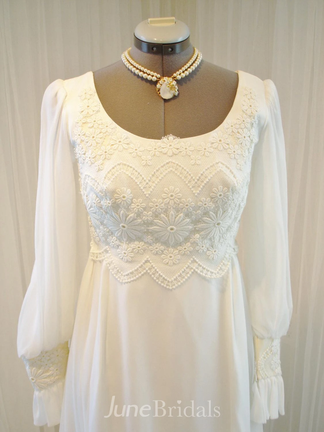 Vintage Long Sleeve Scoop Neck Chiffon and Lace Wedding Dress