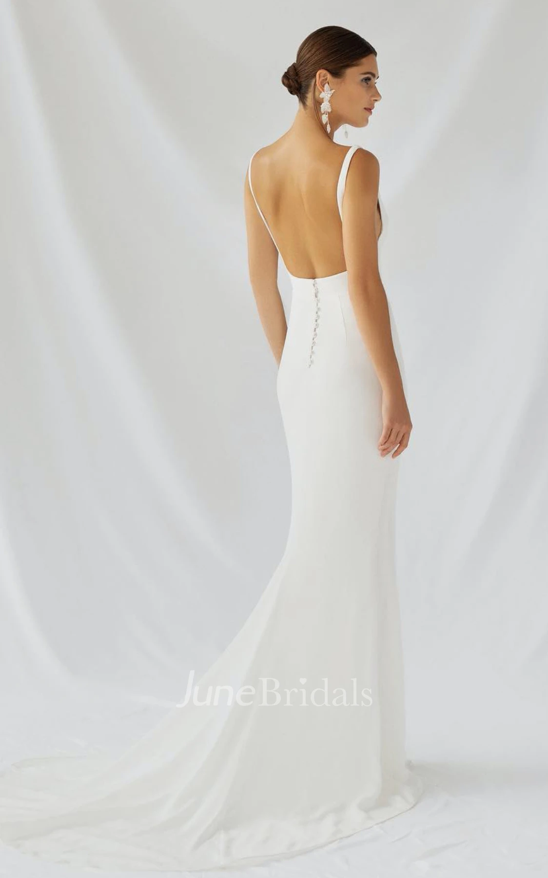 Simple Modern Sheath Bateau Satin Country Beach Warm Wedding Dress Romantic Elegant Sleeveless Backless Bridal Gown with Sweep Train
