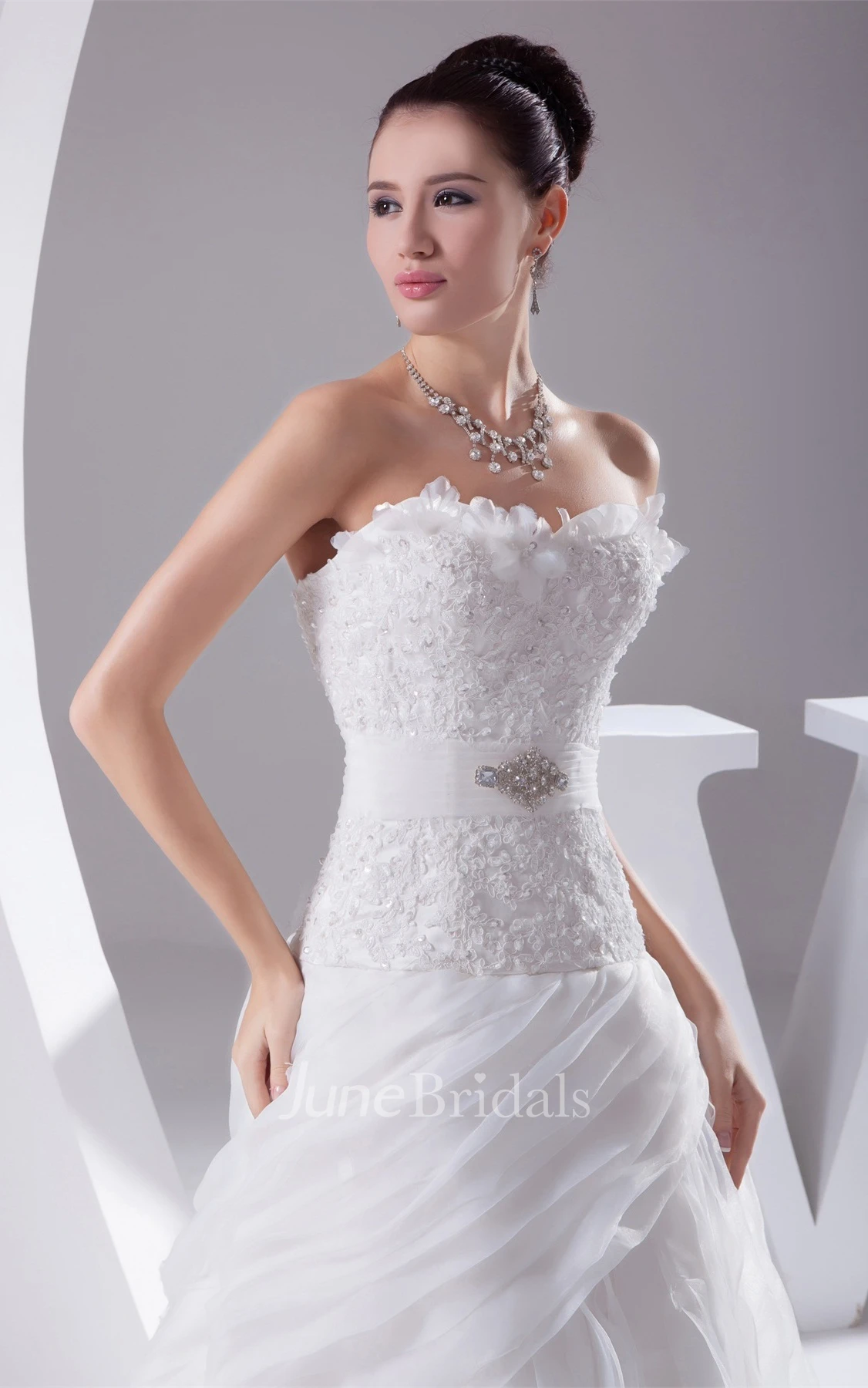 Sweetheart Appliqued A-Line Tulle Dress with Broach and Beading