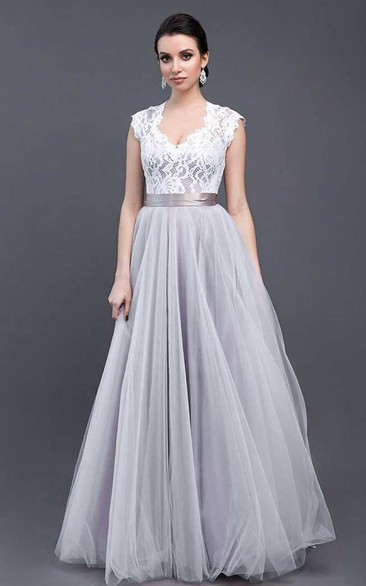 Queen Anne V-Neck Lace Tulle Wedding Dress With Keyhole