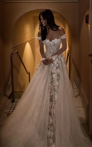 Vintage Floral A-Line Boho Lace Off-the-Shoulder Wedding Dress Flowy Princess Tulle Bridal Gown with Court Train and Appliques