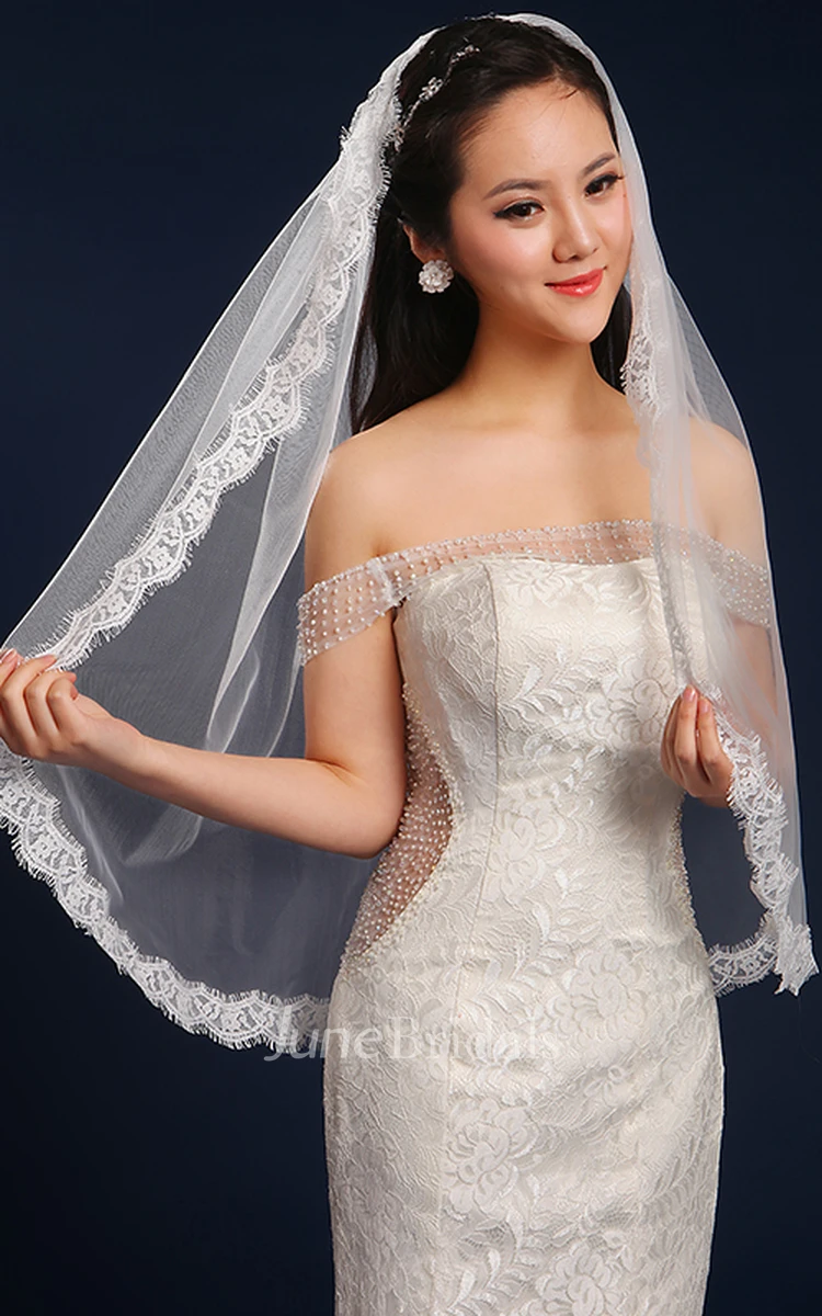 Simple Style Fingertip Short Tulle Wedding Veil with Lace Edge