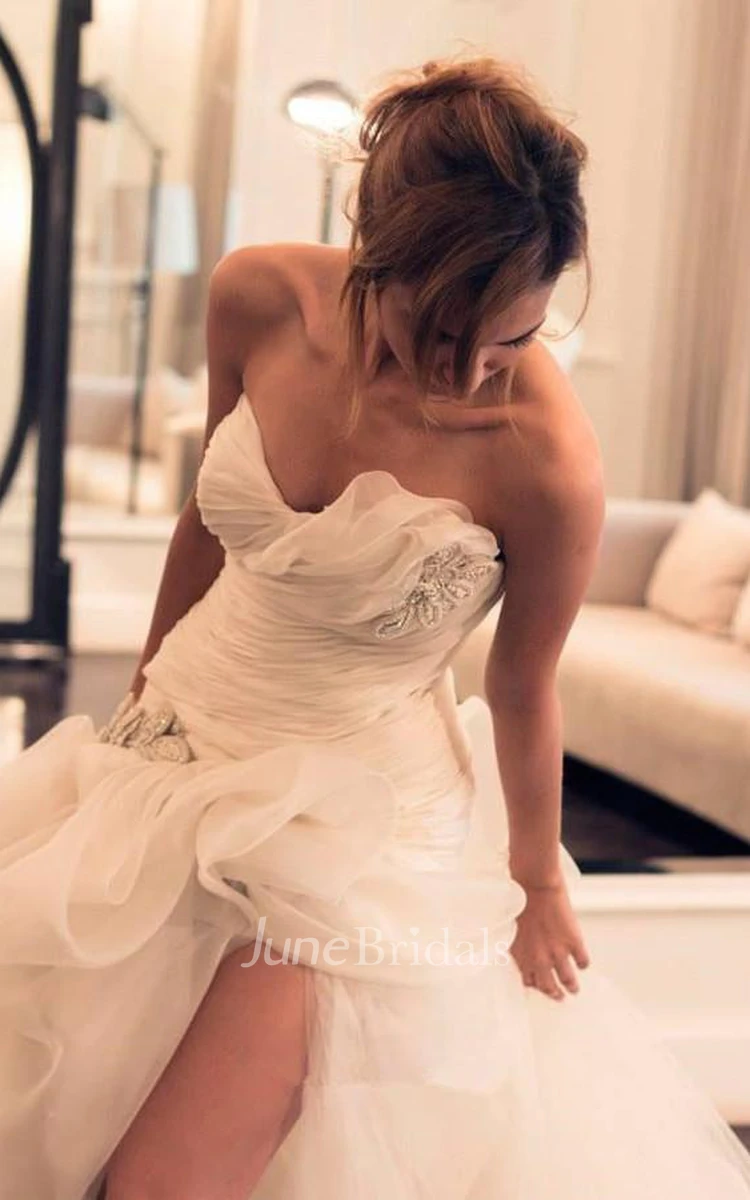 Sexy Ruffles Sweetheart Sleeveless Wedding Dress With Beading