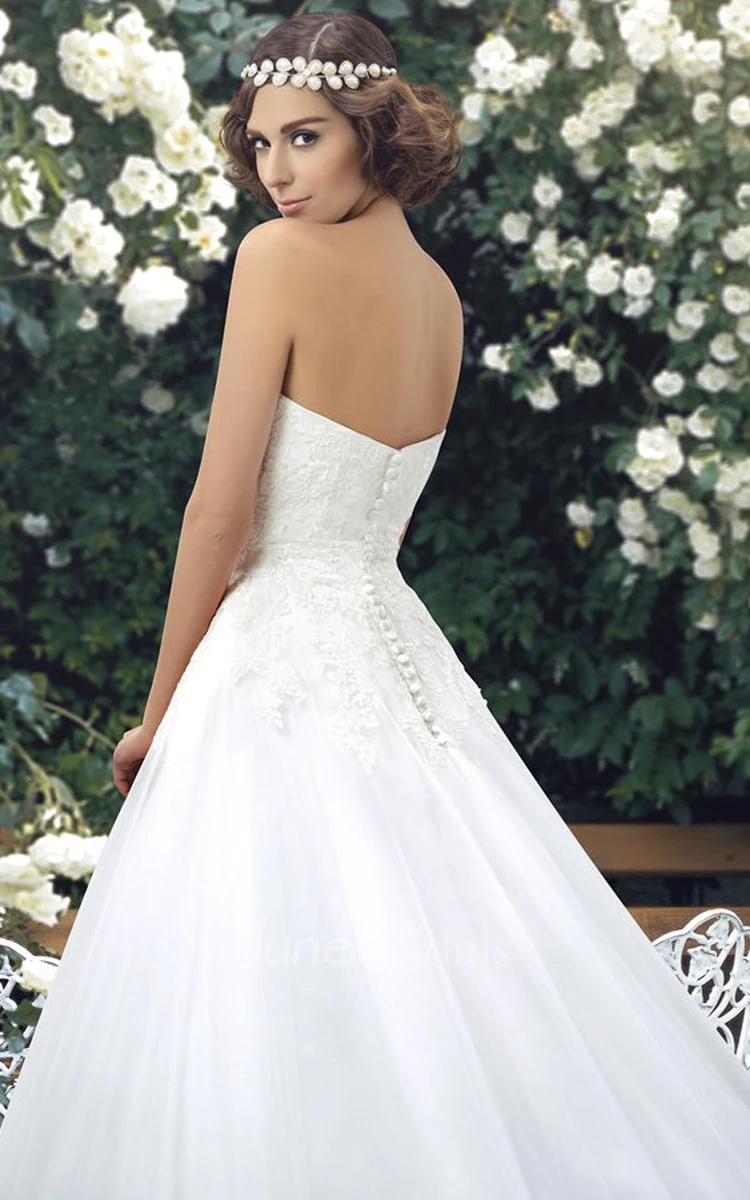 Sweetheart Ball Gown Lace Appliqued Sleeveless Wedding Dress With Buttons