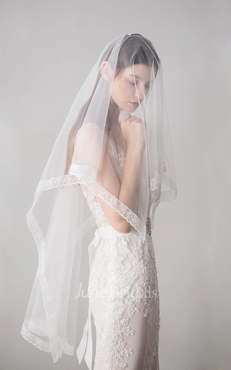 Simple Style Tulle Fingertip Veil with Lace Edge