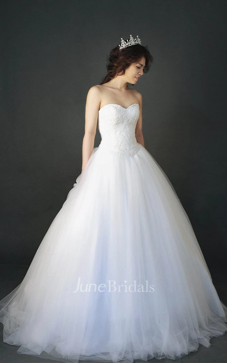 Sweetheart Tulle Bull Gown With Lace Corset and Court Train