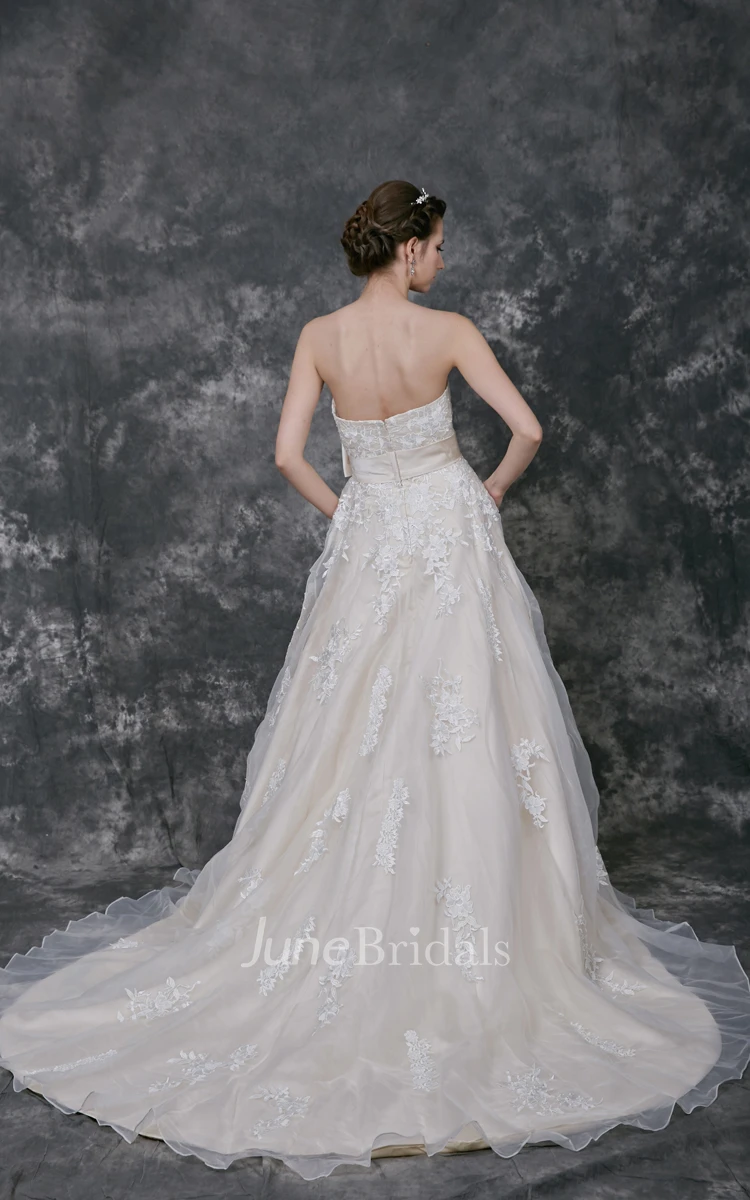 Sleeveless Sweetheart A-line Organza Gown With Lace Court Train