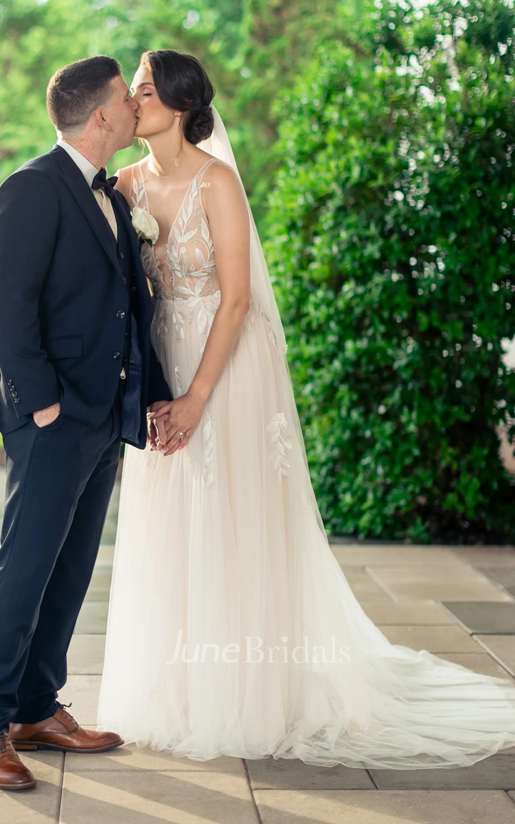 Elegant Straps A-Line Wedding Dress V-neck Lace Appliques Sweep Train Bridal Gown